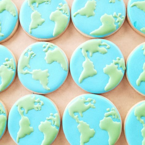 Earth Cookies Decorated, World Cookies Decorated, Globe Cookies Decorated, Earth Cookies, Cookie Projector, Globe Cookies, Farmhouse Cafe, Dessert Cafe, Cookie Crisp