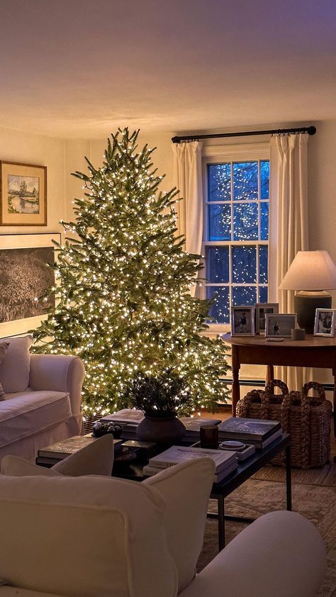 Mandy Eno, Christmas Dreaming, Cozy Christmas Decor, Christmas Decor Inspiration, Cosy Christmas, Christmas Interiors, Christmas Living Rooms, Christmas Feeling, Christmas Inspo