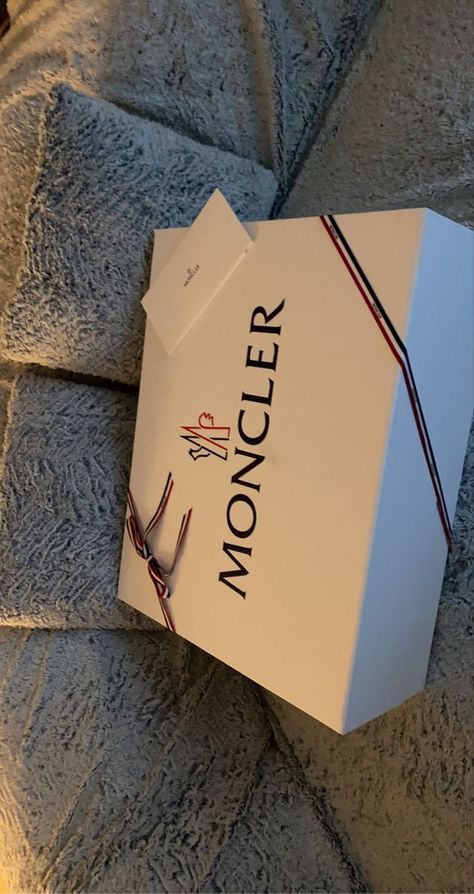 Moncler Wallpapers, Expensive Gifts Aesthetic, Moncler Aesthetic, Mens Aesthetic, Christmas Gift Packaging, Alcohol Party, Rapper Outfits, Cousin Gifts, Expensive Gifts