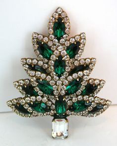 Jeweled Christmas Trees, Christmas Bling, Jeweled Christmas, Jewelry Christmas Tree, Jewelry Tree, Old Jewelry, Holiday Jewelry, Emerald Jewelry, Vintage Jewels