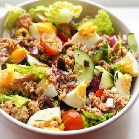 Classic Tuna Salad Recipe, Tuna Potato, Tuna Salad Recipe Easy, Tuna Egg Salad, Spicy Tuna Salad, Tuna Fish Salad, Salad Italian, Classic Tuna Salad, Boiled Egg Recipes