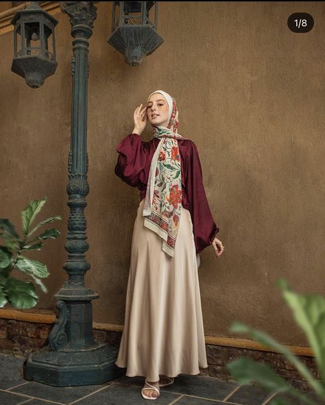 Hijab Poses Photography, Abaya Poses, Hijabi Photoshoot, Scarf Fashion Photography, Muslim Outfit Ideas, Hijab Pattern, Portrait Concept, Scarf Photography, Shawl Outfit