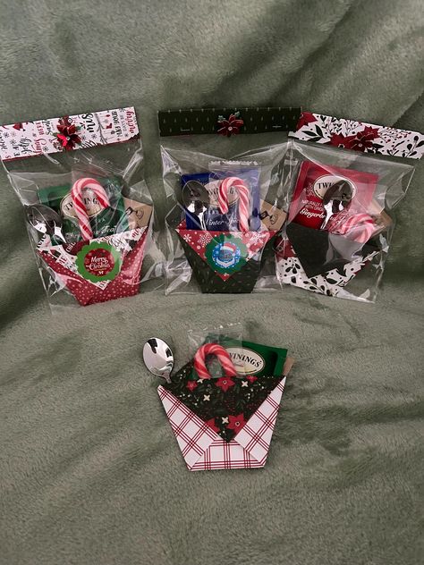 Christmas Bazaar Crafts Homemade Gifts, Tea Christmas Gifts, Christmas Favors Ideas, Honey Party Favors, Tea Gift Ideas, Candy Cane Tea, Honey Party, Tea Bag Favors, Christmas Bazaar Crafts