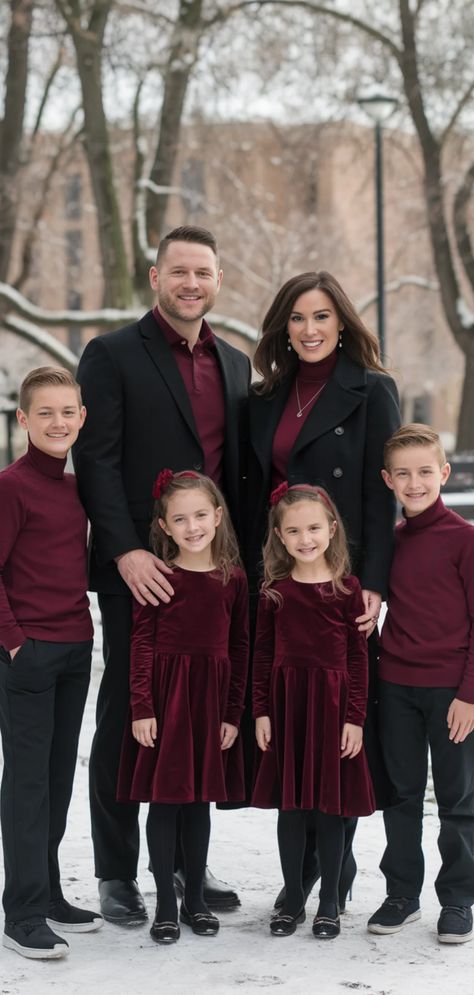 21 Adorable Christmas Family Photo Outfits You Must Try Family Photos Christmas Outfits, Burgundy Christmas Outfit Family, Family Christmas Party Outfits, Burgundy Family Photos, Outfits Parejas, Christmas Family Photo Outfits, Christmas Family Pictures, Winter Family Photoshoot, Holiday Photos Outfits