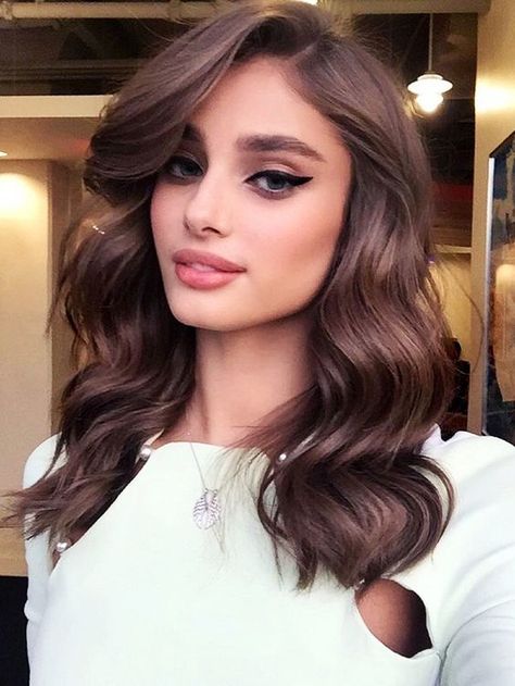 فيكتوريا سيكريت, Chocolate Brown Hair Color, Find Hairstyles, Taylor Hill, Medium Hair Cuts, Elegant Hairstyles, Brown Hair Colors, Hair Waves, Hair Dos