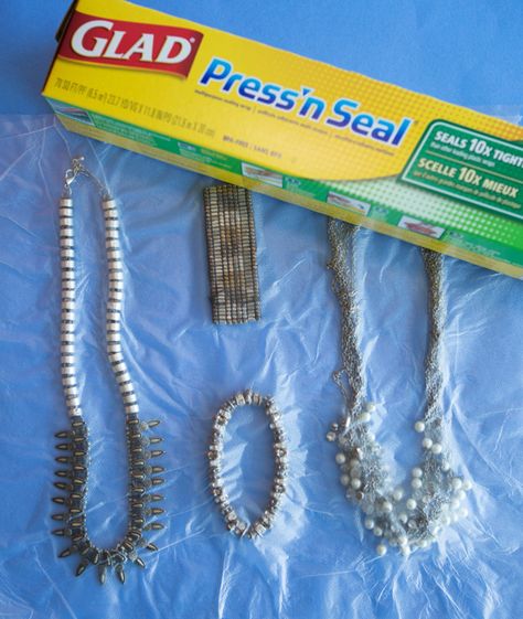 Awesome way to keep your jewelry from getting tangled or lost when packing a travel bag. Space Saving Hacks, Cling Wrap, Makeup Tricks, Handy Dandy, All I Ever Wanted, Moving Tips, Plastic Wrap, Packing Tips For Travel, Cleaning Organizing