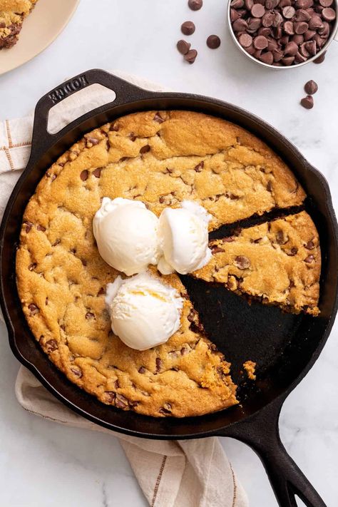 chocolate chip skillet cookie Skillet Cookie Cast Iron, Chocolate Skillet Cookie, Cast Iron Skillet Cookie, Breakfast Waffle Recipes, Chocolate Chip Skillet Cookie, Skillet Cookie Recipe, Cookie Skillet, Pie Dip, Skillet Chocolate Chip Cookie