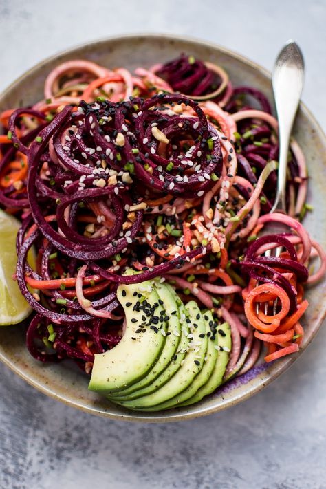 This rainbow noodle salad is a healthy, fun, and colorful dish that's made entirely of vegetable noodles. A creamy avocado-lime dressing makes it extra flavorful! Noodles Vegetarian, Carrot Noodles, Vegetable Noodles, Veggie Noodles, Spiralizer Recipes, Easy Veggie, Vegan Salad Recipes, Noodle Salad, Vegan Salad