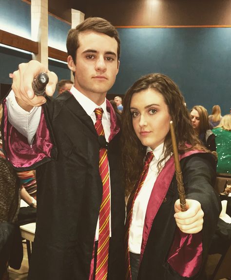 hermoine & ron: harry potter Hermione Costume, Harry Potter Couples, Couple Costume Ideas, Cute Couples Costumes, Cute Couple Halloween, Fall Winter Fashion Trends, Ron Hermione, Couple Costume, Couples Costume