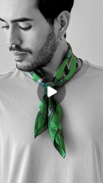 How To Tie A Bandana Around Your Neck, How To Style Bandana, Men Scarf Style, Mens Scarves Fashion, Scarf Editorial, Bandana Tutorial, Mens Scarf Fashion, How To Tie Bandana, Bandana Men