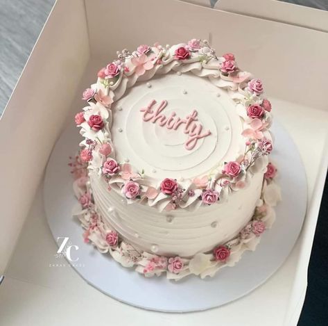 Pretty Buttercream Cakes, End Of Summer Cake, Diy Floral Cake, Floral Cake Ideas, 26 Birthday Cake, Flower Buttercream, Round Birthday Cakes, Vintage Birthday Cakes, Birthday Cake Decorating Ideas