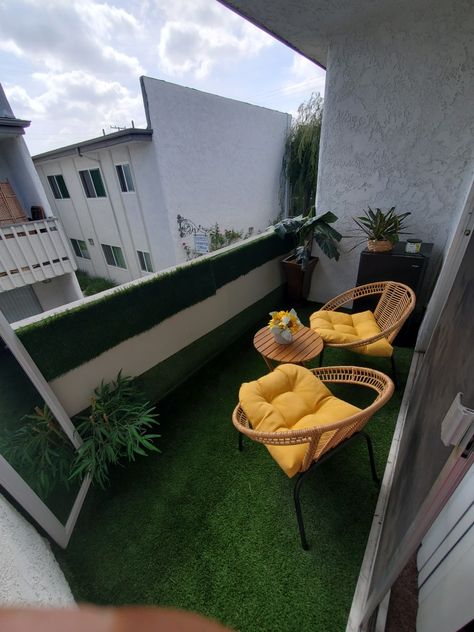 Grass and plant lover Balcony With Fake Grass Ideas, Fake Grass On Balcony, Turf Balcony Ideas, Astroturf Balcony, Grass On Balcony, Turf Balcony, Grass Balcony, Apartment Porch, Balcony Decor Ideas