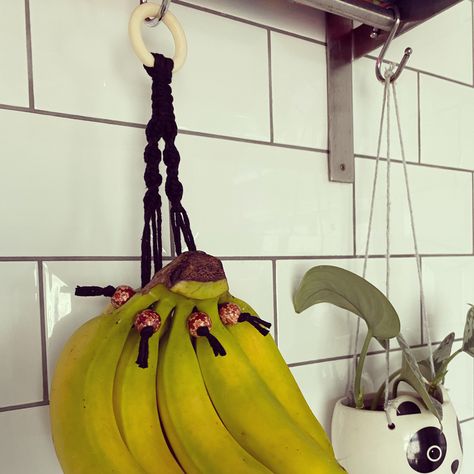 Macrame Banana Hanger Diy, Macrame Onion Holder Diy, Boho Tutorial, Banana Hanger, Sustainable Home Decor, Black Banana, Diy Plant Hanger, Deco Originale, Macrame Patterns Tutorials