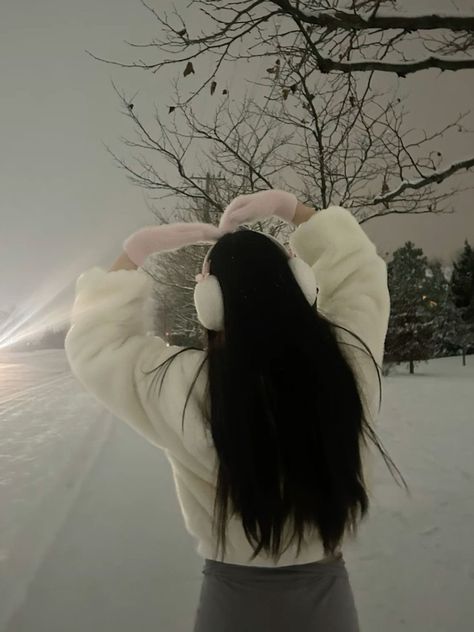 Winter Icons Aesthetic, Korean Winter, Snow Pictures, Winter Princess, Snow Girl, Pink Winter, Winter Photos, Winter Vibes