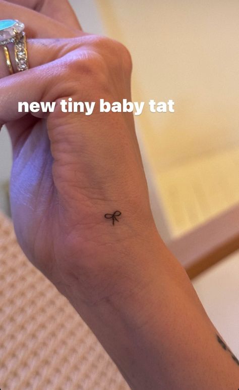 Hailey Bieber Got the Daintiest Hand Tattoo of All Time — See Photo | Allure Small Time Tattoo, Hailey Bieber Hands, Hailey Bieber Neck Tattoo, Hailey Beiber Tattoo Hands, Little Cute Tattoos For Women, Summer Inspired Tattoo, Very Small Tattoos For Women, Girlhood Tattoo, Hailey Bieber Hand Tattoo