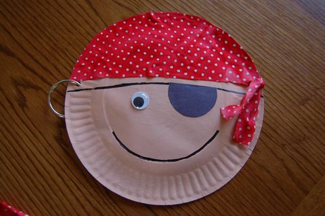 Fun pirate activities, including a treasure hunt and pirate plate!  Good way to celebrate International Talk Like a Pirate Day on September 19th. Pirate Craft, Paper Plate Art, Pirate Face, Pirate Activities, Pirate Crafts, Pirate Day, Craft Craft, Pirate Birthday, Paper Plate Crafts