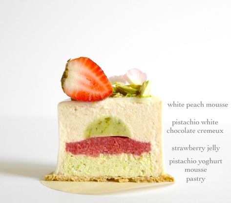 Pistachio Entremet Recipe, French Mousse Cake, Pistachio Mousse Recipe, White Peach Dessert, Mini Mousse Cakes, Peach Mousse Cake, Strawberry Pistachio Cake, Peach Entremet, Mousse Presentation