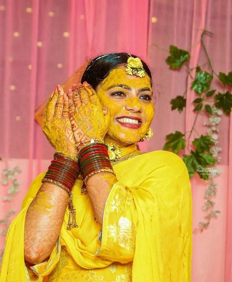 Haldi Closeup Photo, Haldi Poses Bride, Haldi Photography Ideas For Bride, Haldi Girl, Haldi Video, Couple Wedding Dress Indian Hindu, Haldi Pic, Haldi Photography Ideas, Haldi Rasam