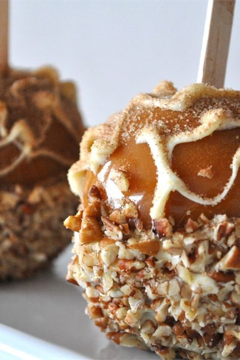 Gourmet Caramel Apples | "These were a huge hit at a Halloween party I went to!" #fallrecipes #falldishes #recipes Covered Apples Ideas, Stuffed Caramel Apples, Fancy Caramel Apples, Carmel Apples Gourmet, Gourmet Caramel Apples Halloween, Carmel Apple Gourmet, Carmel Candy, Stuffed Apples, Toffee Apples