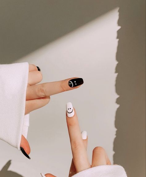 White Nails Smiley Face, Trendy Black And White Nails, Nails Smiley Face, Black And White Nails, Editor Video, Dog Pics, Edgy Nails, Glamour Nails, Grunge Nails