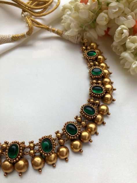 Simple Temple Jewellery, Green Choker Necklace Indian, Green Stone Necklace Indian, Green Necklace Indian, Temple Jewellery Earrings, Temple Jewelry Necklace, Antique Necklaces Design, Antique Gold Jewelry Indian, Antique Jewellery Designs