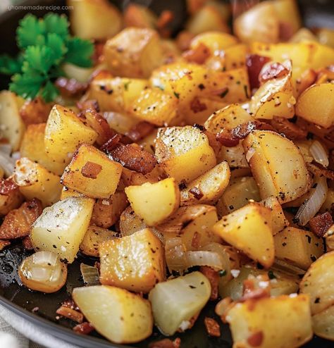 This Southern Fried Potatoes recipe features crispy potatoes cooked in bacon grease, seasoned to perfection with onions and Creole spices. Fried Potatoes And Bacon, Southern Potatoes, Southern Fried Potatoes, Best Fried Potatoes, Oven Fried Potatoes, Fried Potatoes Recipe, Bacon Seasoning, Southern Side Dishes, Chef Gordon