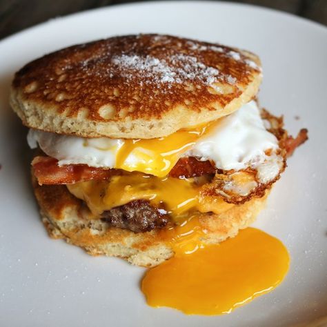 Yes, everything can be a breakfast sandwich. Breakfast Burger, What's For Breakfast, Think Food, Breakfast Brunch Recipes, Breakfast Sandwich, Breakfast Dishes, Best Breakfast, Burritos, Gnocchi