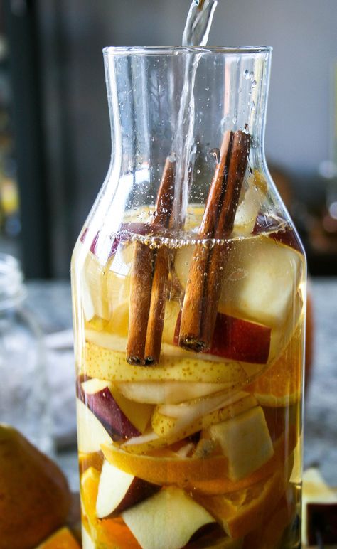 apple + pear + cinnamon fall sangria | a flavor journal. White Fall Sangria Recipes, Apple Pear Sangria, Fall Large Batch Cocktails, Cinnamon Sangria, Autumn Sangria, Pear Desserts, Cinnamon Cocktail, Creamy Chicken Spaghetti, Fall Sangria Recipes