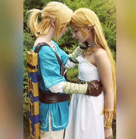 Link and Zelda costume Zelda And Link, Zelda Costume, Link And Zelda, Couples Cosplay, Couple Cosplay, Family Cosplay, Link Cosplay, Zelda Cosplay, Link Zelda