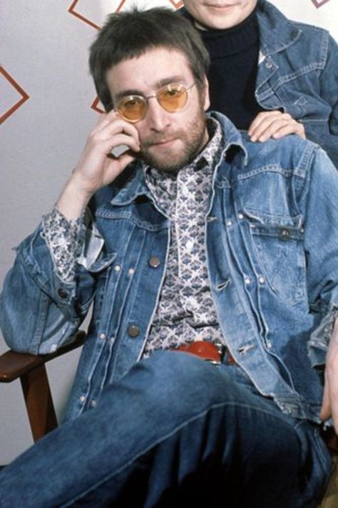 John lennon in washed denim jacket John Lennon Outfit, John Lennon Fashion, 1972 Fashion, John Lennon Quotes, John Lennon Yoko Ono, John Lennon And Yoko, John Lennon Beatles, Beatles Pictures, Outfits 70s