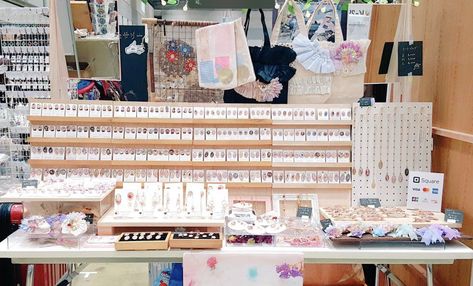 Artist Alley Display Ideas, Artist Alley Display, Shop Merchandising, Jewelry Display Booth, Stall Display, Festival Booth, Craft Show Booth, Booth Inspiration, Jewerly Displays