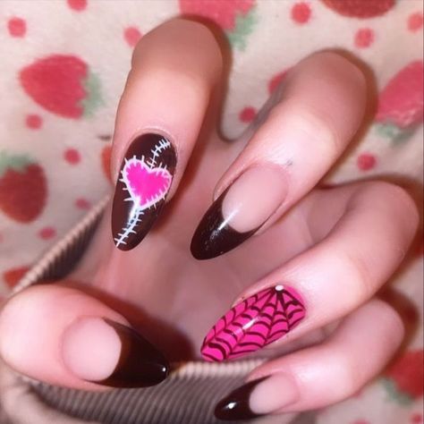 Cute Goth Nails Short, Draculaura Nails Aesthetic, Draculaura Costume Aesthetic, Cute Halloween Nails Almond Shape, Monster High Nails Designs, Draculaura Nails Ideas, Monster High Nails Draculaura, Draculaura Nails Acrylic, Draculaura Inspired Nails