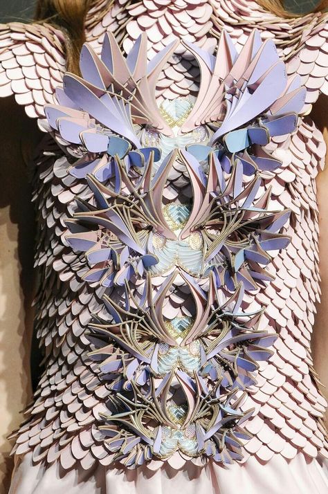 Dracula Armor, Detail Couture, Manish Arora, Laser Cut Leather, 3d Fashion, Textile Texture, Futuristic Fashion, Creation Couture, Couture Details