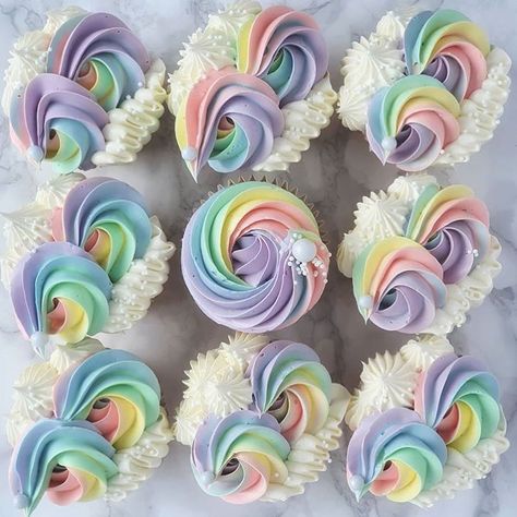 Aesthetically Pleasing Cakes 😍 on Instagram: “Which rainbow cupcakes have your heart? 1, 2 or 3? 🌈🤔 All are by the wonderfully talented @seeyenbakes 🤩 🍭 🍭 🍭 🍭 #cupcakesofinstagram…” Rainbow Party Cupcakes, Rainbow Cupcakes Ideas, Pastel Rainbow Cupcakes, Aesthetic Cupcakes, Cupcake Rainbow, 1st Birthday Cupcakes, Cupcake Piping, Unicorn Desserts, Rainbow Cupcake