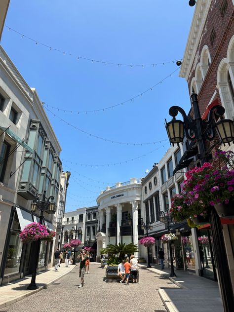 rodeo drive, beverly hills Beverly Hills Rodeo Drive, Houses In Beverly Hills, Hollywood Hills Aesthetic, Beverly Hills Aesthetic, Rodeo Drive Beverly Hills, Outdoors Aesthetic, Beverly Hill, Los Angeles Aesthetic, Life Goals Pictures