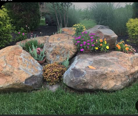 Boulder And Tree Landscaping, Boulder Rock Garden, Landscape Boulders Front Yards, Landscape With Large Rocks, Landscape Boulders Ideas, Boulder Outcropping Landscape, Big Rocks In Landscaping, Landscaping With Boulders Front Yard, Boulders In Landscaping