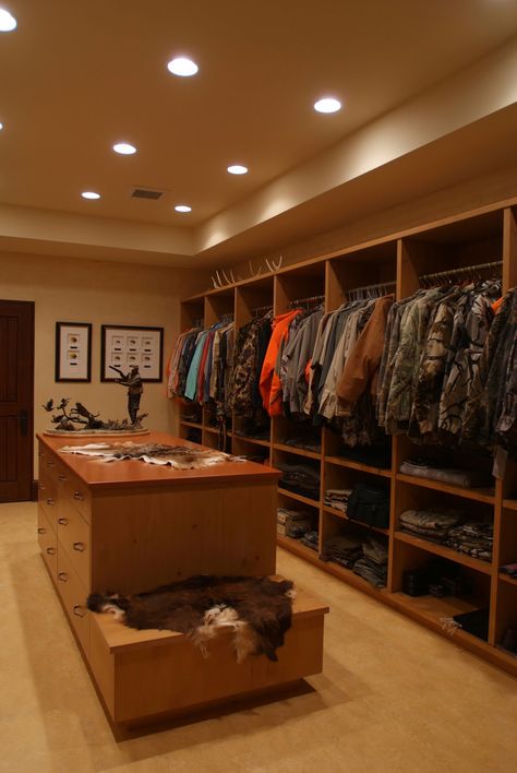 WOW wouldn't this be nice...if you have Hunters this would be the way to go!  AWESOME and ORGANIZED..love it Boys Hunting Room, Hunting Room Decor, Hunting Storage, Gear Room, Fishing Room, Hunting Room, Trophy Rooms, Hunting Cabin, Laundry Room Cabinets