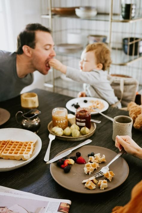 Lifestyle Photography Food, Breakfast Photography, Breakfast Photo, Restaurant Photography, Breakfast Waffles, Family Breakfast, Family Eating, Family Cooking, Family Restaurants