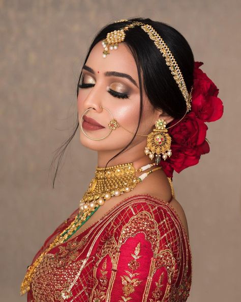 Gujarati Bridal Makeup, India Bride Makeup, Mata Poojan Look For Bride, Red Lehenga Makeup Look, Indian Bride Eye Makeup, Hairstyle For Indian Bride, Model Expressions, Mehandi Decor, Bride Eye Makeup