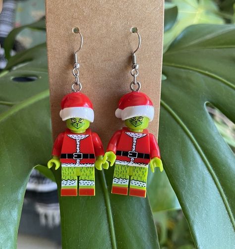 Mini block figure earrings!  Earrings are made of plastic- they are light weight  Earring hooks are stainless steel- hypoallergenic & nickel free LIMITED QUANTITES Perfect for Christmas or everyday use! Diy Lego Earrings, Fun Earrings Unique, Lego Earrings, Lego Jewelry, Weird Earrings, 3d Earrings, Christmas Jewellery, Lego Diy, Quirky Earrings