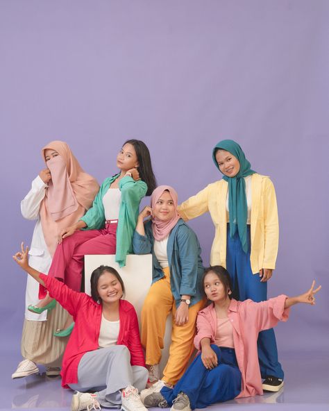 Ootd Colorful Hijab, Ootd Foto Studio, Tema Yearbook, Poto Studio, Ootd Pastel, Self Foto, Self Photo Studio, Self Studio, Group Photo Poses