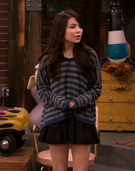 Miranda Cosgrove Miranda Cosgrove 2000s, Miranda Cosgrove Outfits, Carly Shay Outfits, Suspicious Face, Icarly Outfit, Victorious Outfits, Icarly Carly, Miranda Cosgrove Icarly, Carly Shay