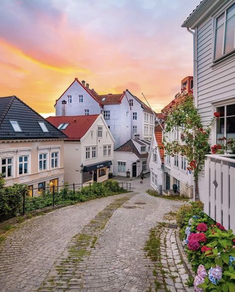 Norway City, Bergen Norway, Beautiful Vacations, Norway Travel, Europe Summer, Winter Scenery, Beautiful Places In The World, Elba, Beach Cottages