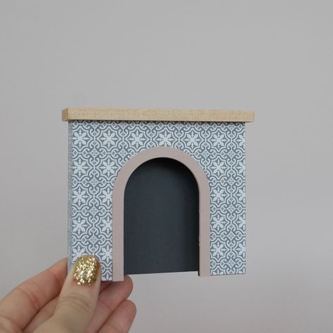 Moroccan Fireplace, Diy Dolls House Accessories, Doll Furniture Tutorial, Dollhouse Makeover, Ikea Dollhouse, Fireplace Diy, Barbie Dollhouse, Diy Barbie House, Miniature Tutorials