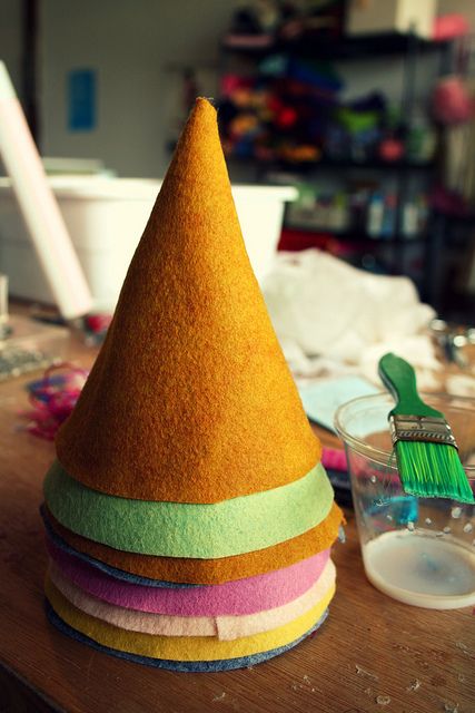 DIY handmade felt hats for birthdays (and other days, too) | @offbeathome Sew Hat, Handmade Felt Hats, Woodland Fairy Party, Felt Kids, Birthday Hats, Baby Kostüm, Felt Hats, Fairy Birthday, Diy Hat