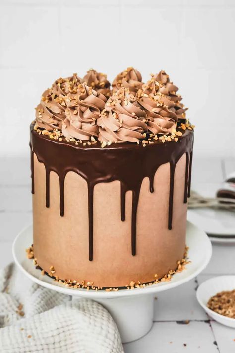 Découvrez notre layer cake Nutella, avec sa génoise au chocolat à la saveur intense et son glaçage mascarpone Nutella onctueux. Cette recette facile en pas à pas est parfaite pour un anniversaire ou tout moment ultra gourmand. Idéal pour les amoureux de Nutella, ce gâteau promet une explosion de saveurs chocolatées, complétée par une crème au beurre suisse Nutella, pour une expérience délicieusement riche. Nutella Cake Recipe, Muffin Nutella, Nutella Recipes Cake, Nutella Frosting, Nutella Lover, Nutella Buttercream, Layered Cakes, Cake Filling Recipes, Nutella Cake