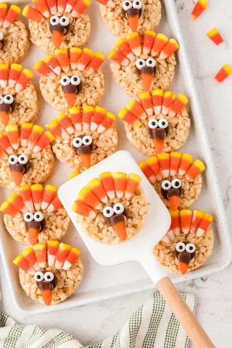 These chewy, fun Turkey Rice Krispie Treats will make an exciting and tasty addition to your Thanksgiving dinner plans! Prep a batch of turkeys in just 20 minutes! Rice Crispy Treats Thanksgiving, Thanksgiving Rice Crispy Treats, Rice Krispie Treats Thanksgiving, Turkey Rice Crispy Treats, Thanksgiving Rice Krispie Treats, Rice Krispie Turkey, Turkey Rice Krispie Treats, Holiday Rice, Homemade Rice Krispies