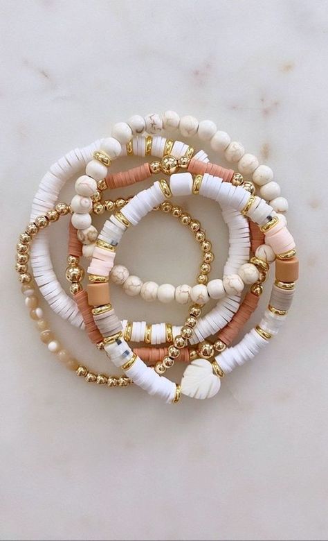 Best Friends Clay Bracelets, Clay Beads With Pearls, Cute Trendy Bracelets, Trendy Beaded Bracelets 2023, Heshi Bead Ideas, Flat Clay Bead Bracelet Ideas, Gold Clay Bead Bracelet, Summer Beaded Bracelets, Trendy Beaded Bracelets