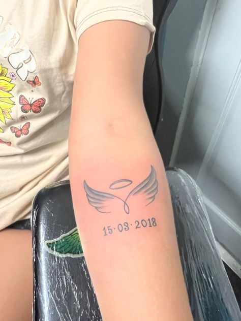 Small Thick Line Tattoo, Angel Rip Tattoo, Angel Wings Wrist Tattoo For Women, Rip Mama Tattoos, Angel Wrist Tattoos For Women, Simple Memorial Tattoos Brother, Simple Memorial Tattoos Dads, Memorial Wrist Tattoos For Women, Angel Wings Tattoo On Wrist