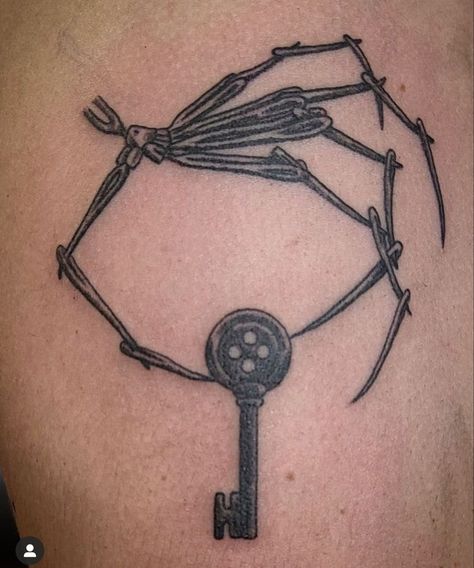 Coraline Needle Hand Tattoo, Other Mother Hand Tattoo, Coraline Key Tattoo Ideas, Horror Tattoos Simple, Coraline Hand Tattoo, Caroline Tattoo Tim Burton, Coraline And Wybie Tattoo, Coraline Button Tattoo, Caroline Tattoo Ideas